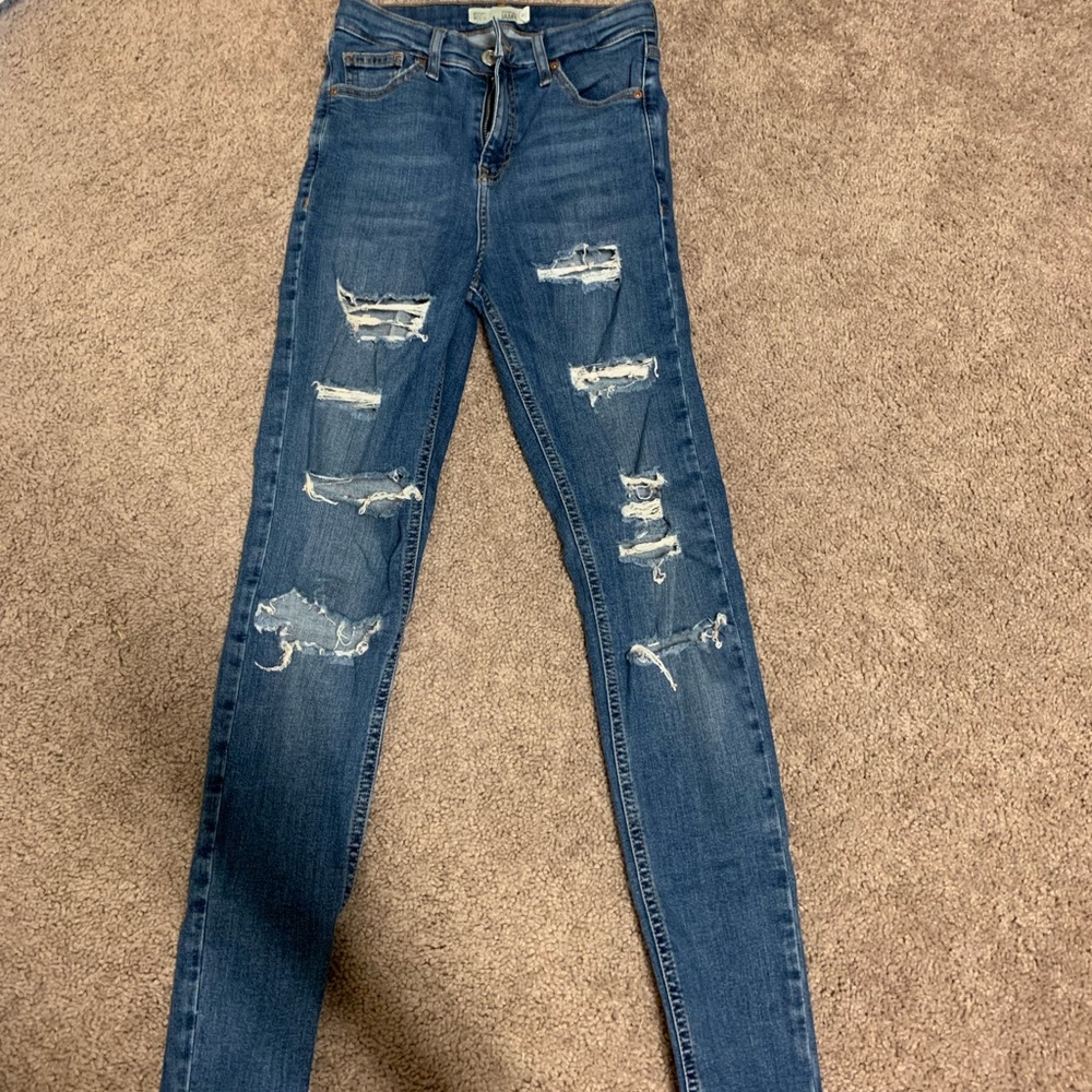 Women’s distressed skinny jeans